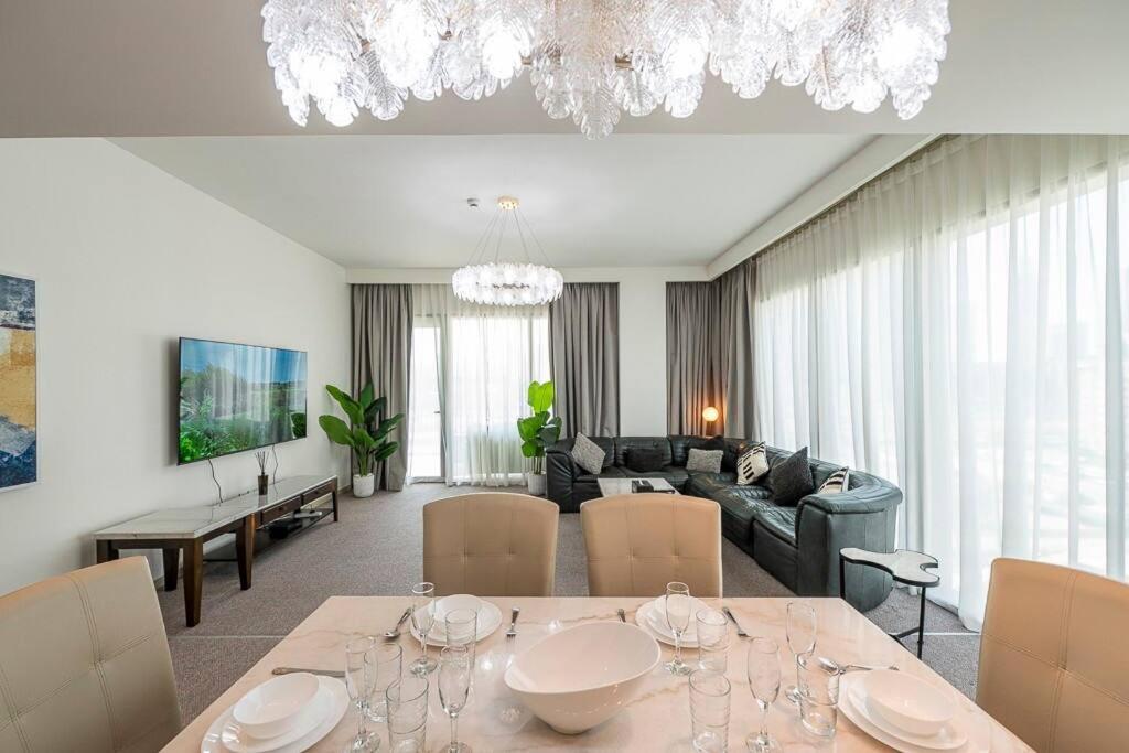 3 Bedroom Luxury Living Downtown Views Burj Khalifa Views Apartment