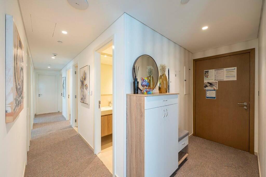 3 Bedroom Luxury Living Downtown Views Burj Khalifa Views Apartment