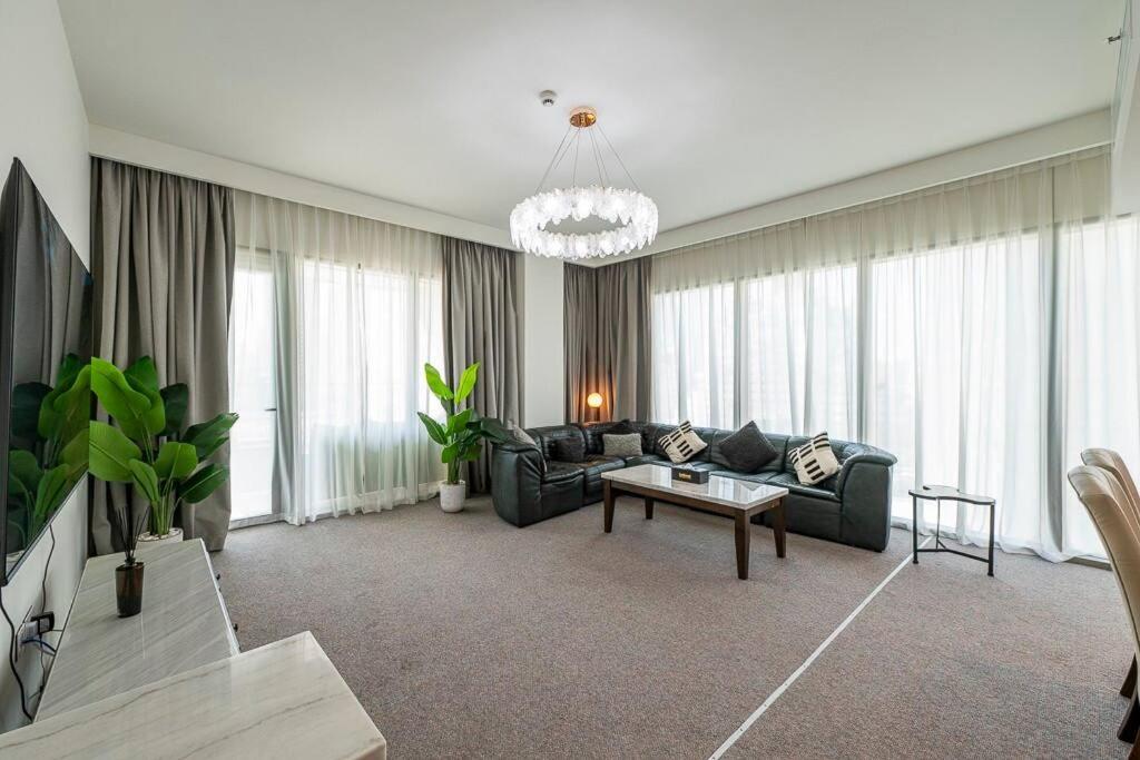 3 Bedroom Luxury Living Downtown Views Burj Khalifa Views *