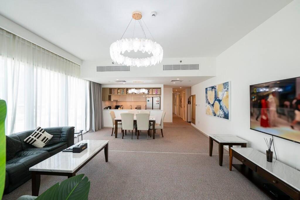 3 Bedroom Luxury Living Downtown Views Burj Khalifa Views *