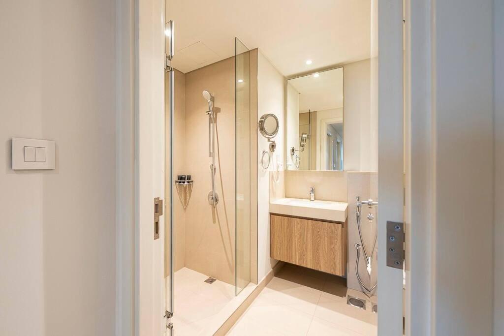 3 Bedroom Luxury Living Downtown Views Burj Khalifa Views Apartment *