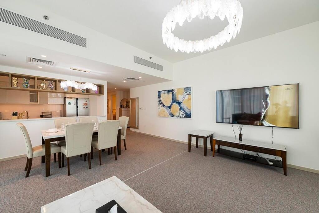 3 Bedroom Luxury Living Downtown Views Burj Khalifa Views Apartment *