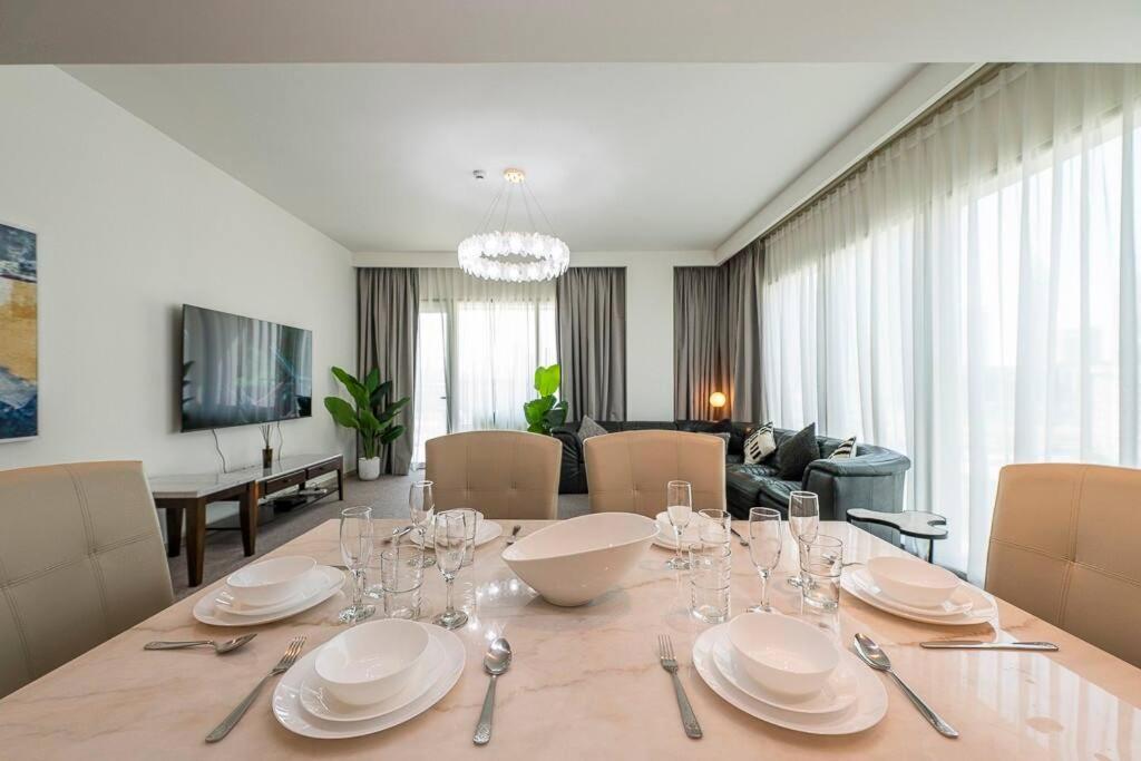 3 Bedroom Luxury Living Downtown Views Burj Khalifa Views *
